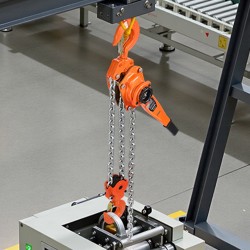 Viputoiminen ketjunostin teräsrunkoinen kuusi tonnia kolme metriä ergonominen kahva kääntyvät koukut