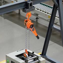 Vipukäyttöinen ketjutalja kolmen tonnin kantavuus kolmen metrin nostokorkeus korkealujuuksinen ketju kaksisalpalinen jarru