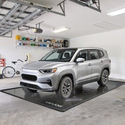 Autotallin vesitiivis PVC-muovinen suojamatto 2,4 x 5,5 m korotetuilla reunoilla mukana harja