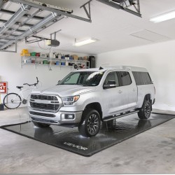 Pysäköintimatto PVC 2,6 x 6,1 m korotetulla reunalla henkilöautoille ja SUV-malleille