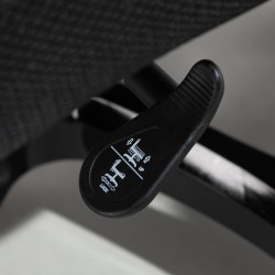 Ergonominen toimistotuoli keinonahkaa, kallistuva ja korkeussäädettävä, musta