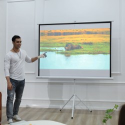 Projektorikangas 4:3, 84", 171 x 131 cm, valkoinen, metallirungolla ja rullattavalla kotelolla