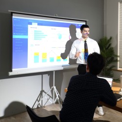 Projektorikangas 4:3, 84", 171 x 131 cm, valkoinen, metallirungolla ja rullattavalla kotelolla