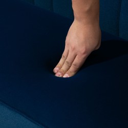 Kaksipaikkainen retrosohva, massiivipuurunko, 117 x 56,5 x 77 cm, tummansininen