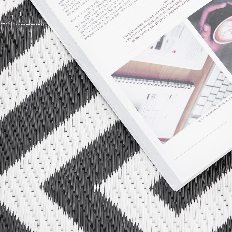 Ulkoterassimatto ulkokäyttöön, kaksipuolinen polypropeeni 121 x 182 cm, musta-valkoinen