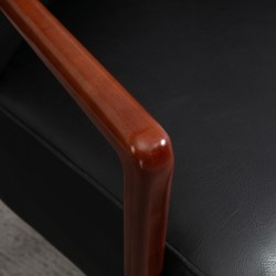 Nojatuoli leveällä istuimella, nahkajäljitelmä, kumipuurunko, 67x77x80 cm, musta