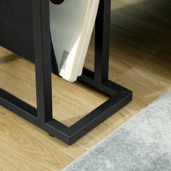 Kapea metallinen sivupöytä lasitasolla ja kangastaskulla, 40 x 18 x 55,5 cm, musta