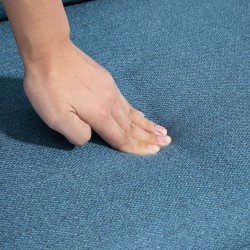 Nojatuoli napituksella, pellavatyylinen kangas, teräsjalat, sininen musta‑kulta