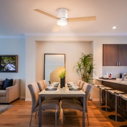 Kattotuulettimella varustettu LED‑kattovalaisin, 112 cm, kaukosäädin ja ajastin, valkoinen/luonnonpuu