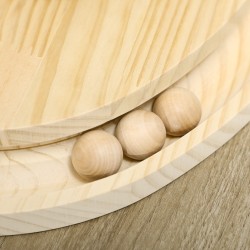 Interaktiivinen kissan lelu raapimisalustalla ja ovaalilla palloradalla mäntyä 39,5 x 32,5 x 14,5 cm luonnonpuu