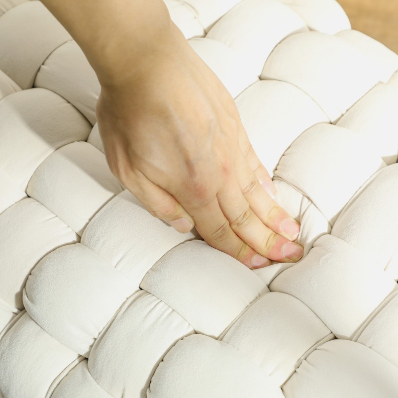 Säilytysrahi / jalkarahi olohuoneeseen, makuuhuoneeseen ja eteiseen, metallijalat, samettimainen verhoilu, kermanvalkoinen