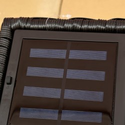 Aurinkokäyttöinen ulkovalaisin teräsrungolla, rattan-tyyli, 15,5 x 15,5 x 46 cm, musta