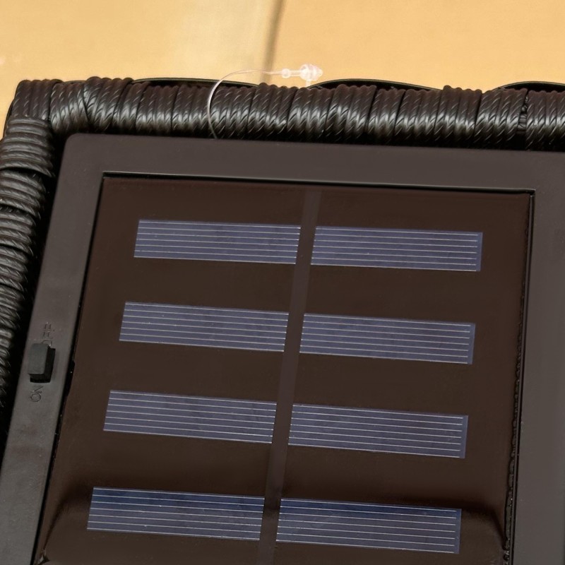 Aurinkokäyttöinen ulkovalaisin teräsrungolla, rattan-tyyli, 15,5 x 15,5 x 46 cm, musta