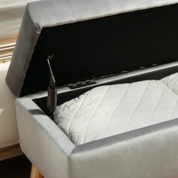 Säilytysrahi olohuoneeseen ja makuuhuoneeseen, samettipintainen kangas, puujalat, 80 x 35 x 42 cm, harmaa