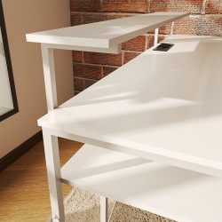 L-muotoinen työpöytä kotitoimistoon, lastulevy ja metallirunko, näyttötaso ja hyllyt, latausasema, valkoinen