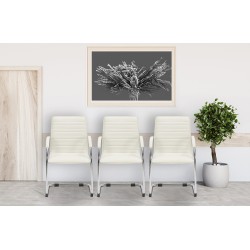 Tyylikäs keinonahkainen Tira-vierailutuoli metallirungolla ja pehmustetuilla käsinojilla