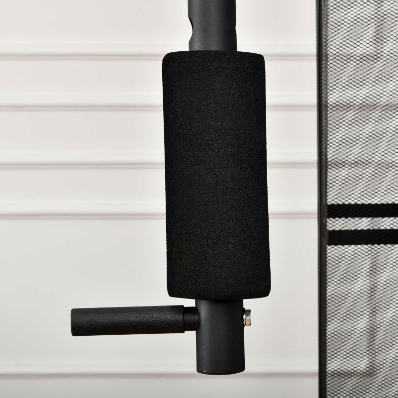 Kotikuntosalin monitoimi voimaharjoitteluasema latvavedolla ja 45 kg painopakalla, musta