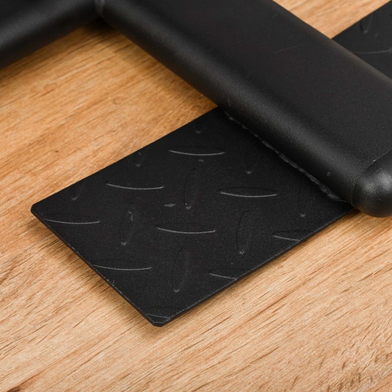 Kotikuntosalin monitoimi voimaharjoitteluasema latvavedolla ja 45 kg painopakalla, musta