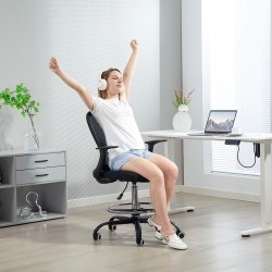 Korkea työtuoli säädettävällä jalkarenkaalla ja ristiseläntuella, verkkoselkänoja, 59 x 62 x 99–119 cm, musta