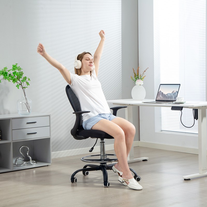 Korkea työtuoli säädettävällä jalkarenkaalla ja ristiseläntuella, verkkoselkänoja, 59 x 62 x 99–119 cm, musta