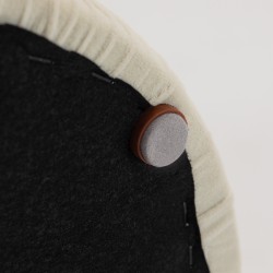 2 kpl säilytysrahi setti, pyöreä samettipintainen jalkarahi kannella 36 x 36 x 41,5 cm, kermaisen valkoinen