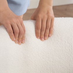 Nojatuoli olohuoneeseen, pehmustettu fleece-verhoilu, puujalat ja metallirunko, valkoinen