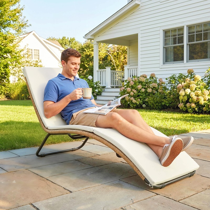 Polyrottinkinen aurinkotuoli ulkokäyttöön, S-mallinen lepotuoli pehmusteella, teräsrunko, creme/natur/musta