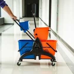 Siivousvaunu mopin puristimella, 26 L, muovi ja metalli, oranssi, rullattava