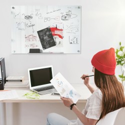 Lasinen magneettinen kirjoitustaulu 90 x 60 cm, valkoinen, kynähylly ja tarvikkeet