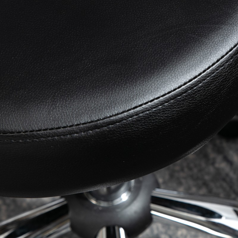 Työjakkara selkänojalla, korkeussäädettävä keinonahkaa, teräsrunko, max 120 kg, musta