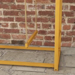 Kanateline/kanakiipeilyteline 3–4 kanalle, puuta, keinuilla ja tikkailla, keltainen