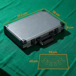 Pokerisetti salkussa, 400 pelimerkkiä, 2 korttipakkaa, 5 noppaa, dealer-merkki ja pöytäalusta