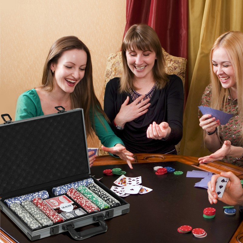 Pokerisetti salkussa, 400 pelimerkkiä, 2 korttipakkaa, 5 noppaa, dealer-merkki ja pöytäalusta