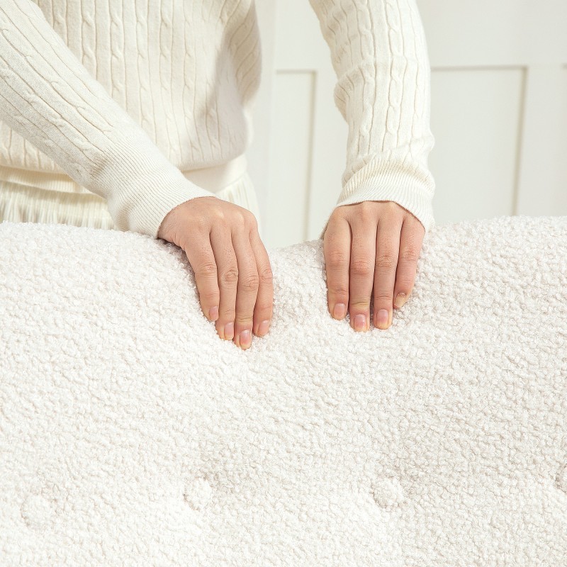 Keinuva nojatuoli teddy-kankaalla, paksu pehmustus ja lannetyyny, creme-valkoinen