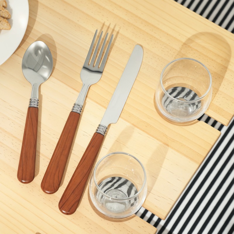 Piknikkori 4 hengelle puinen pöytäkansi ja astiasetti vaaleanruskea