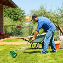 Käsikäyttöinen nurmikon ilmastointirulla 45 cm, teräs, 30 piikkiä, tummanvihreä