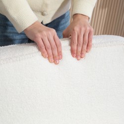 Nojatuoli kumipuurunkoisella kehyksellä, bouclé-verhoilu, pehmustettu istuin ja tyyny, valkoinen/naturaalipuu