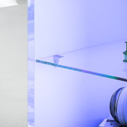 TV-taso olohuoneeseen LED-valaistuksella, 2 kaappia, lasihylly, 120x34x45 cm, valkoinen