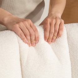 Keinutuoli ja jalkarahi fleeceverhoilu kumipuuvalkoiset 64,5 x 82 x 99 cm