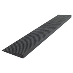 Kynnysramppi pyörätuolille ja rollaattorille, 900 x 150 x 20 mm, kumi, musta, liukuestepinta