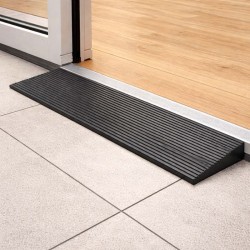 Kynnysramppi pyörätuolille ja rollaattorille, 900 x 150 x 25 mm, musta, täyskumi, liukuestepinta