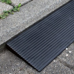 Kynnysramppi pyörätuolille ja rollaattorille, 900 x 150 x 25 mm, musta, täyskumi, liukuestepinta