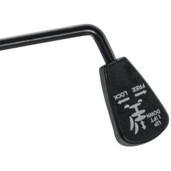 Säädettävä toimistotuolin runko keinumekanismilla ja pyörillä