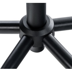 Säädettävä toimistotuolin runko keinumekanismilla ja pyörillä