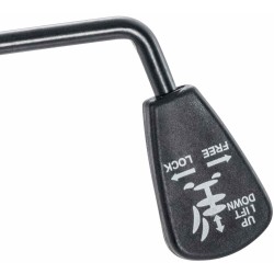 Säädettävä toimistotuolin runko pyörillä ja keinumekanismilla