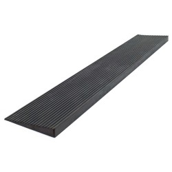 Kynnysramppi pyörätuolille ja rollaattorille täyskumi 900 x 200 x 30 mm musta liukuestepinta