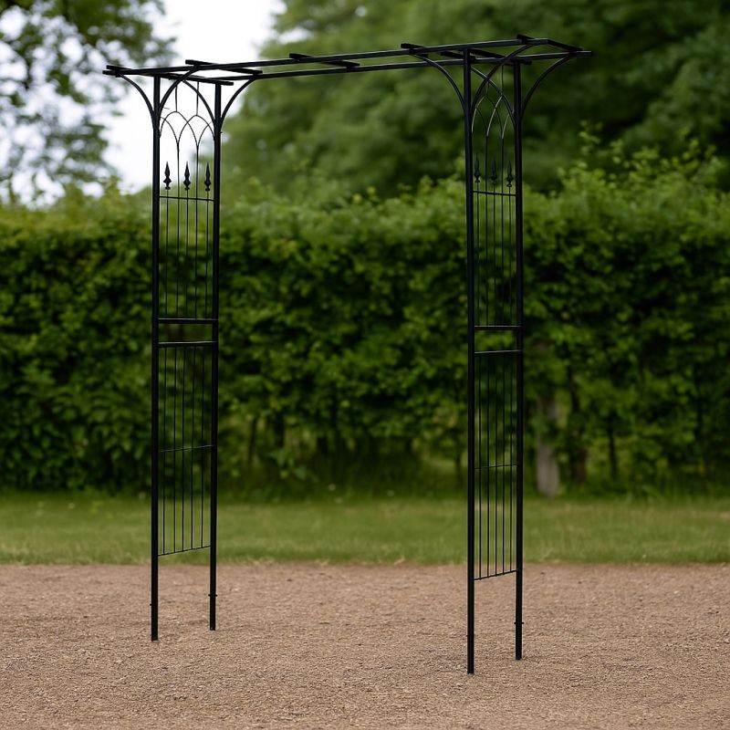 Ruusukaari 205 x 50 x 208 cm, musta teräs, vapaasti seisova