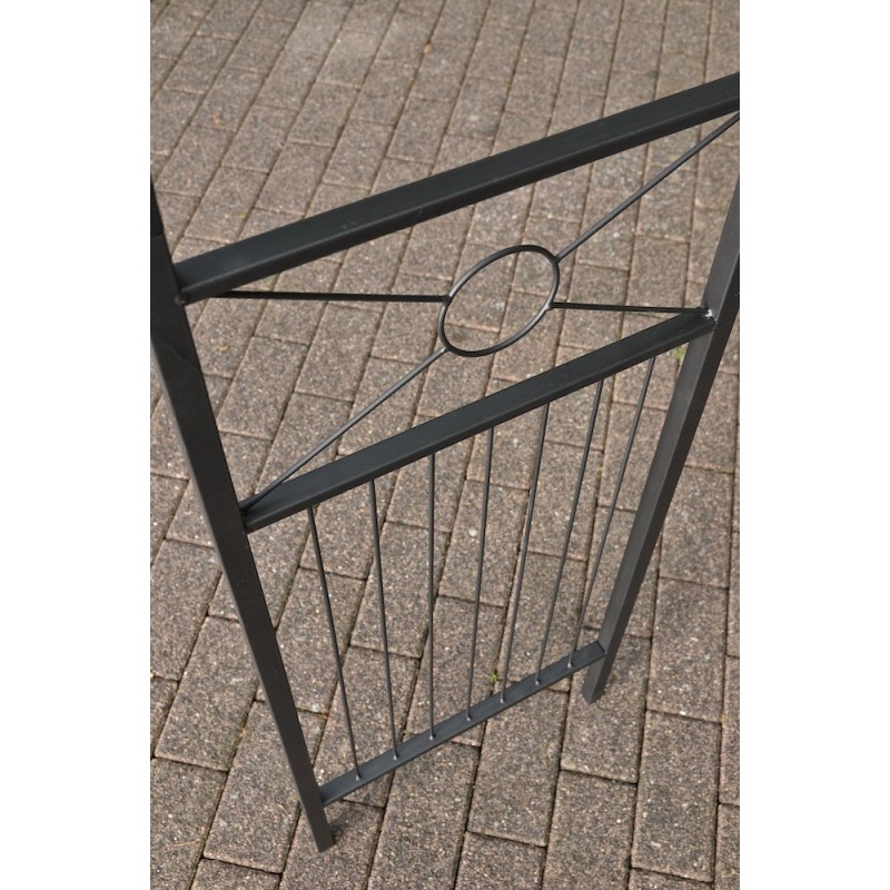 Säädettävä ruusukaari puutarhaan - koristeellinen ja kestävä köynnöstuki