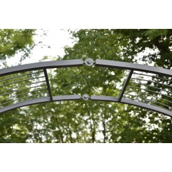 Säädettävä ruusukaari puutarhaan - koristeellinen ja kestävä köynnöstuki