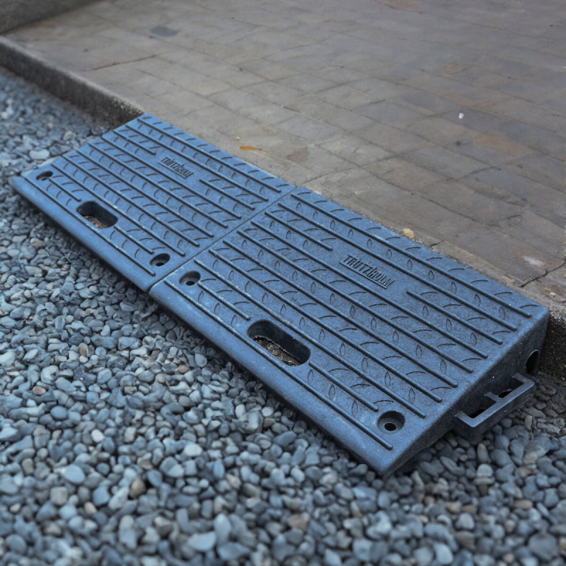 TRUTZHOLM-reunakivirampit 2 kpl, kumi, 500 x 320 x 100 mm, 2000 kg ramppia kohti